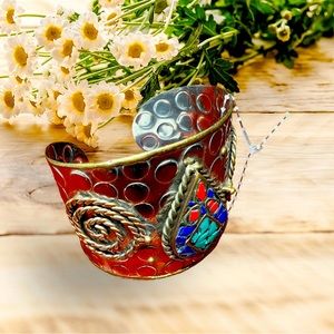 Metal bracelet with tear drop design